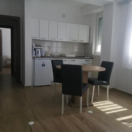 Апартаменты Lakeside Elesec *